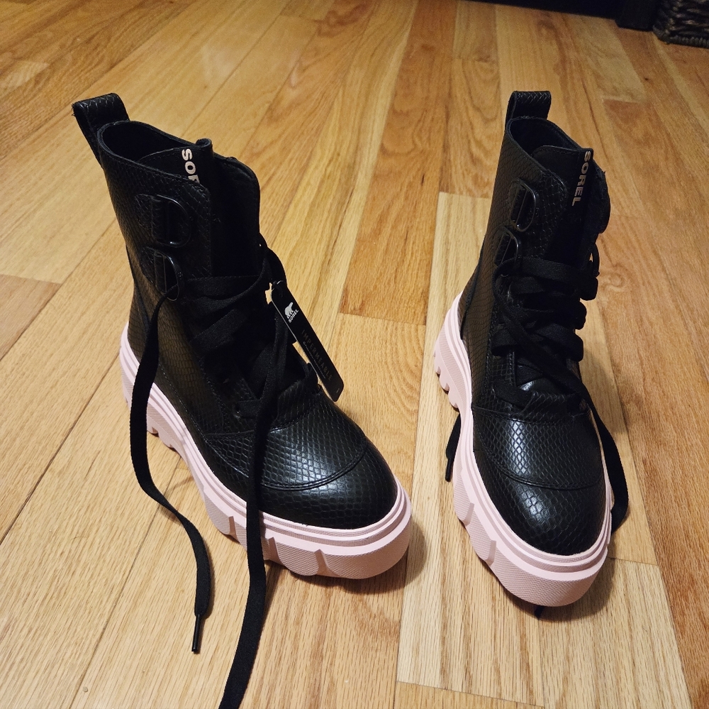 Sorel Pink & Black Platform Boots NEW! - Picture 2 of 10